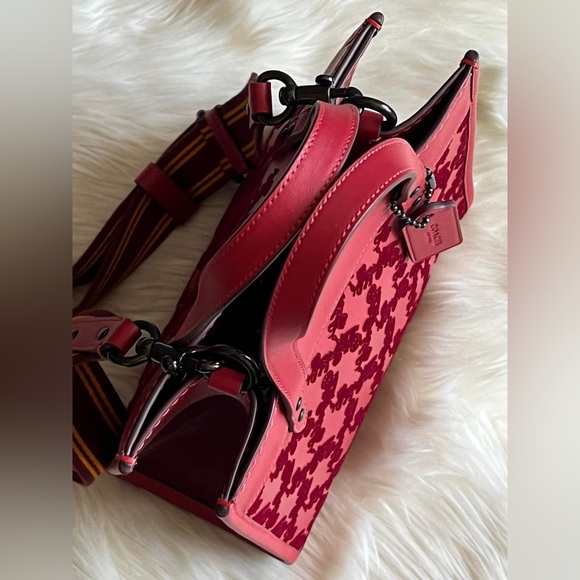 CD750 - Coach Field Tote 22 with Horse and Carriage - Picture 7 of 12